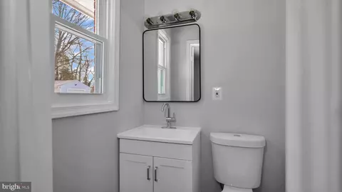 Bath - 4136 Anderson Rd, Triangle, VA 22172 photo 2 of 4
