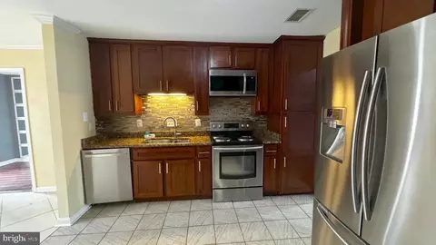 Kitchen - 18050 Olde Port Ln, Triangle, VA 22172 photo 3 of 4