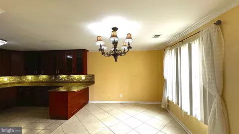Living - 18050 Olde Port Ln, Triangle, VA 22172 photo 1 of 2