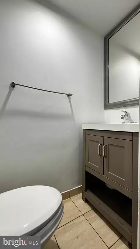 Bath - 18050 Olde Port Ln, Triangle, VA 22172 photo 1 of 4