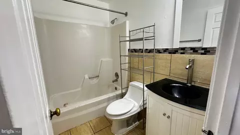 Bath - 18050 Olde Port Ln, Triangle, VA 22172 photo 2 of 4