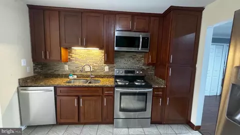 Kitchen - 18050 Olde Port Ln, Triangle, VA 22172 photo 2 of 4