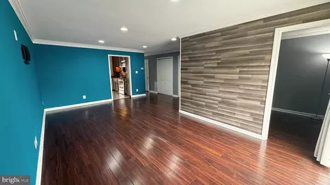 Living - 18050 Olde Port Ln, Triangle, VA 22172 photo 2 of 2