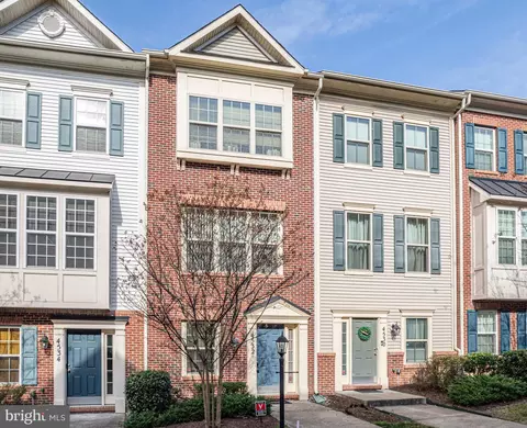 Exterior - 4532 Potomac Highlands Cir, Triangle, VA 22172 photo 4 of 10