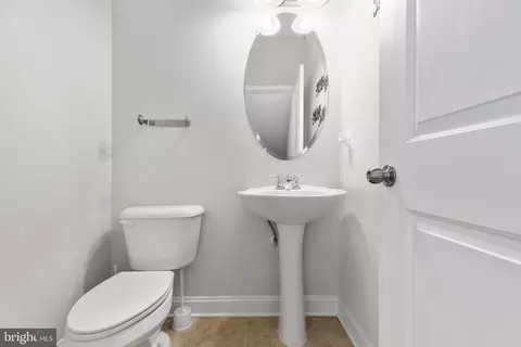 Bath - 4532 Potomac Highlands Cir, Triangle, VA 22172 photo 2 of 6