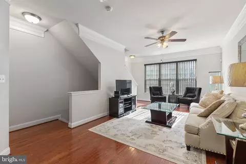 Living - 4532 Potomac Highlands Cir, Triangle, VA 22172 photo 2 of 5