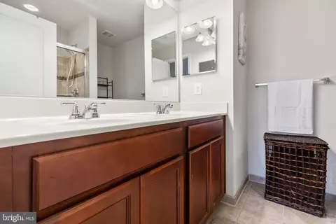 Bath - 4532 Potomac Highlands Cir, Triangle, VA 22172 photo 3 of 6