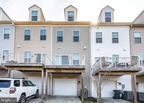 Exterior - 4532 Potomac Highlands Cir, Triangle, VA 22172 photo 2 of 10