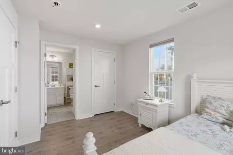 Bedroom - 11367 Willow Green Cir, Manassas, VA 20109 photo 4 of 10