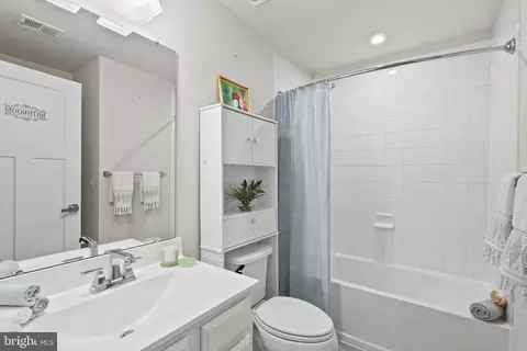 Bath - 11367 Willow Green Cir, Manassas, VA 20109 photo 1 of 3