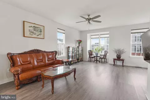 Living - 11367 Willow Green Cir, Manassas, VA 20109 photo 2 of 4
