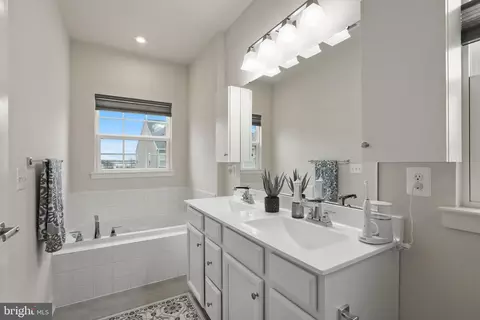 Bath - 11367 Willow Green Cir, Manassas, VA 20109 photo 2 of 3
