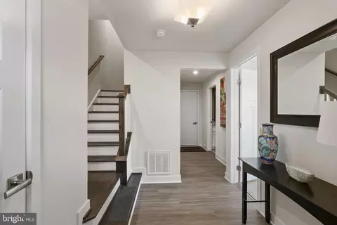 Entry Way - 11367 Willow Green Cir, Manassas, VA 20109 photo 2 of 2