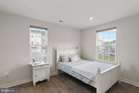 Bedroom - 11367 Willow Green Cir, Manassas, VA 20109 photo 3 of 10
