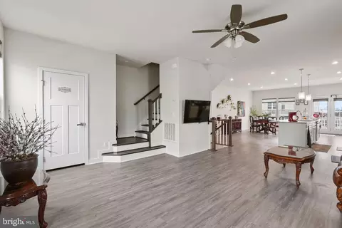 Living - 11367 Willow Green Cir, Manassas, VA 20109 photo 4 of 4