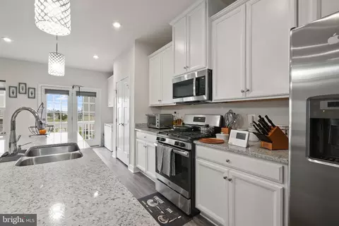 Kitchen - 11367 Willow Green Cir, Manassas, VA 20109 photo 3 of 4
