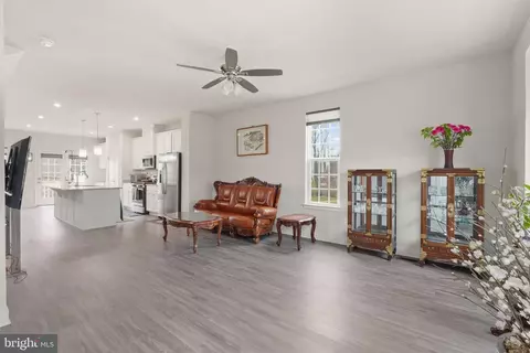 Living - 11367 Willow Green Cir, Manassas, VA 20109 photo 3 of 4