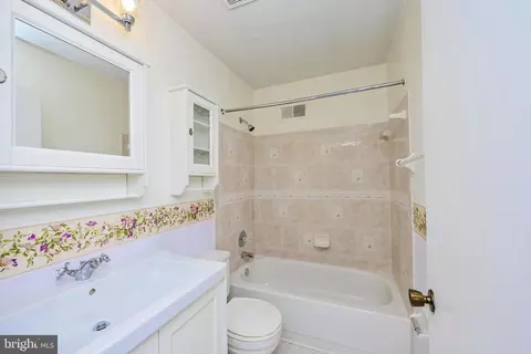Bath - 10962 Republic Ct, Manassas, VA 20109 photo 2 of 4