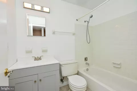 Bath - 10962 Republic Ct, Manassas, VA 20109 photo 3 of 4