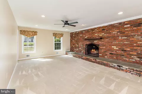 Living - 18413 Cabin Rd, Triangle, VA 22172 photo 2 of 3