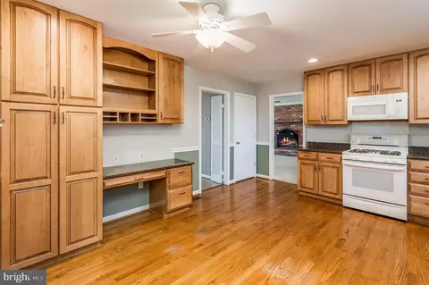 Kitchen - 18413 Cabin Rd, Triangle, VA 22172 photo 3 of 3