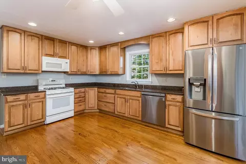 Kitchen - 18413 Cabin Rd, Triangle, VA 22172 photo 2 of 3