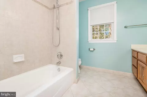 Bath - 18413 Cabin Rd, Triangle, VA 22172 photo 5 of 6