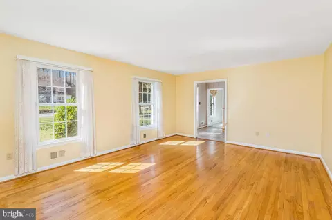 Living - 18413 Cabin Rd, Triangle, VA 22172 photo 1 of 3