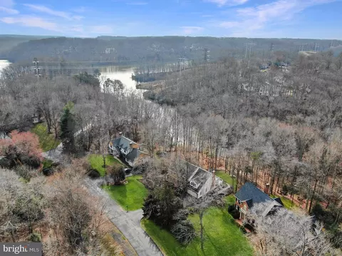 2491 Tree House Dr, Woodbridge, VA 22192