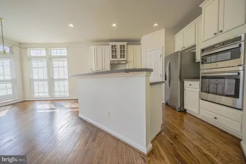 Living - 7237 Bladen Pl, Gainesville, VA 20155 photo 4 of 12