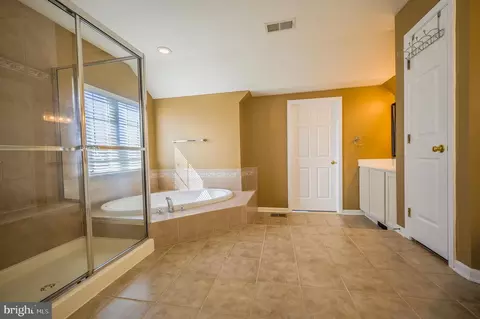 Bath - 7237 Bladen Pl, Gainesville, VA 20155 photo 4 of 6