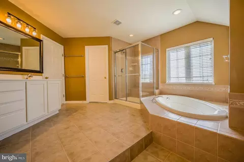 Bath - 7237 Bladen Pl, Gainesville, VA 20155 photo 3 of 6