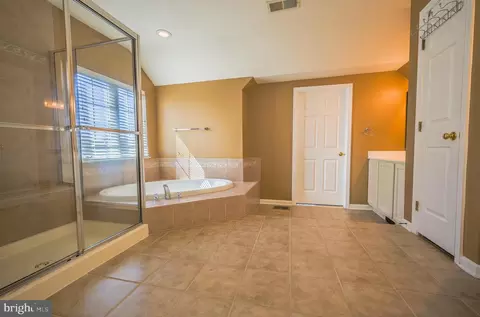 Bath - 7237 Bladen Pl, Gainesville, VA 20155 photo 2 of 6