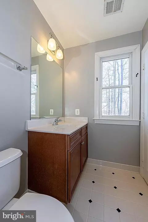 Bath - 3344 Dondis Creek Dr, Triangle, VA 22172 photo 7 of 9