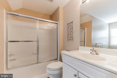 Bath - 1809 Efty Ct, Woodbridge, VA 22191 photo 5 of 6