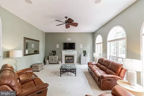 Living - 1809 Efty Ct, Woodbridge, VA 22191 photo 3 of 6