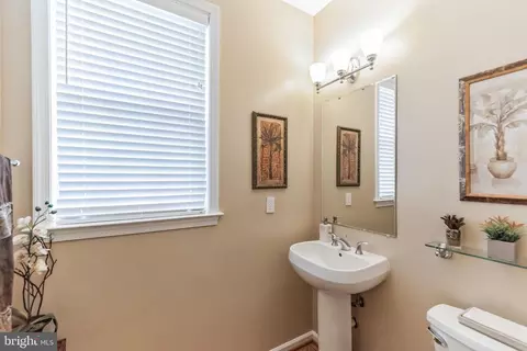 Bath - 1809 Efty Ct, Woodbridge, VA 22191 photo 4 of 6