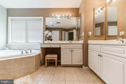 Bath - 1809 Efty Ct, Woodbridge, VA 22191 photo 3 of 6