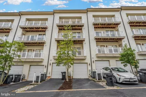 Exterior - 7939 Crescent Park Dr, Gainesville, VA 20155 photo 4 of 10