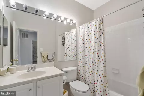 Bath - 7939 Crescent Park Dr, Gainesville, VA 20155 photo 4 of 4
