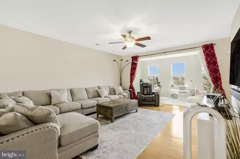 Living - 7939 Crescent Park Dr, Gainesville, VA 20155 photo 1 of 2