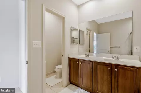 Bath - 7939 Crescent Park Dr, Gainesville, VA 20155 photo 3 of 4