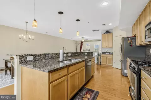 Kitchen - 7939 Crescent Park Dr, Gainesville, VA 20155 photo 3 of 4