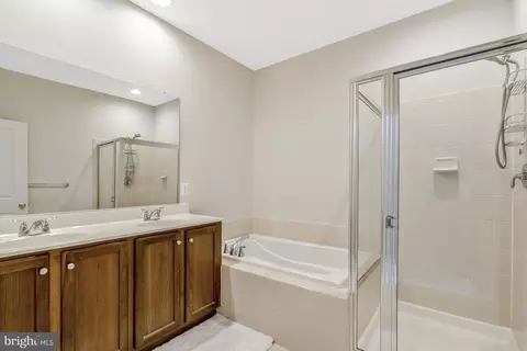 Bath - 7939 Crescent Park Dr, Gainesville, VA 20155 photo 2 of 4