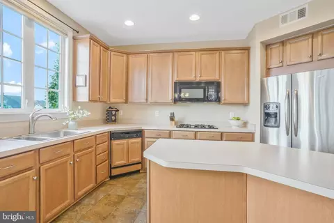 Kitchen - 14041 Clatterbuck Loop, Gainesville, VA 20155 photo 4 of 10