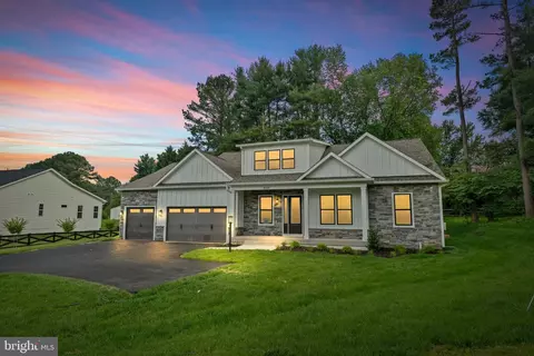 8123 Hillcrest Dr, Manassas, VA 20111