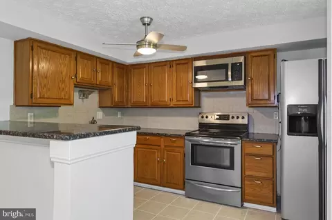 Kitchen - 3650 Wharf Ln, Triangle, VA 22172 photo 2 of 5