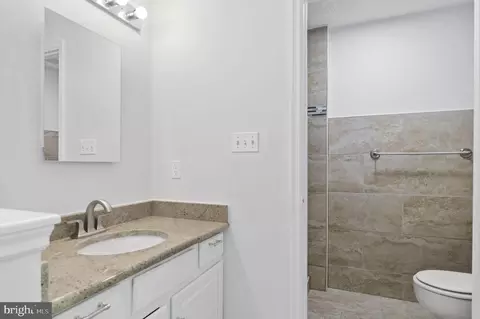 Bath - 3650 Wharf Ln, Triangle, VA 22172 photo 2 of 8