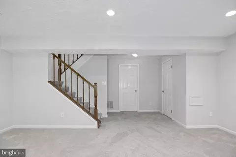 Living - 3650 Wharf Ln, Triangle, VA 22172 photo 4 of 4