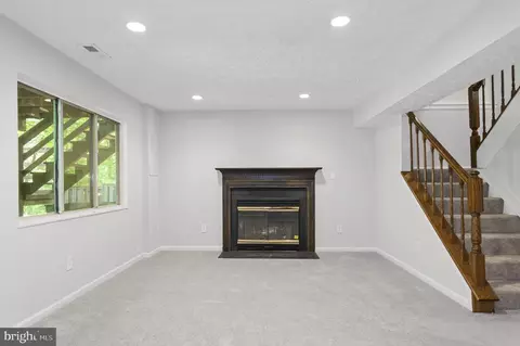 Living - 3650 Wharf Ln, Triangle, VA 22172 photo 3 of 4